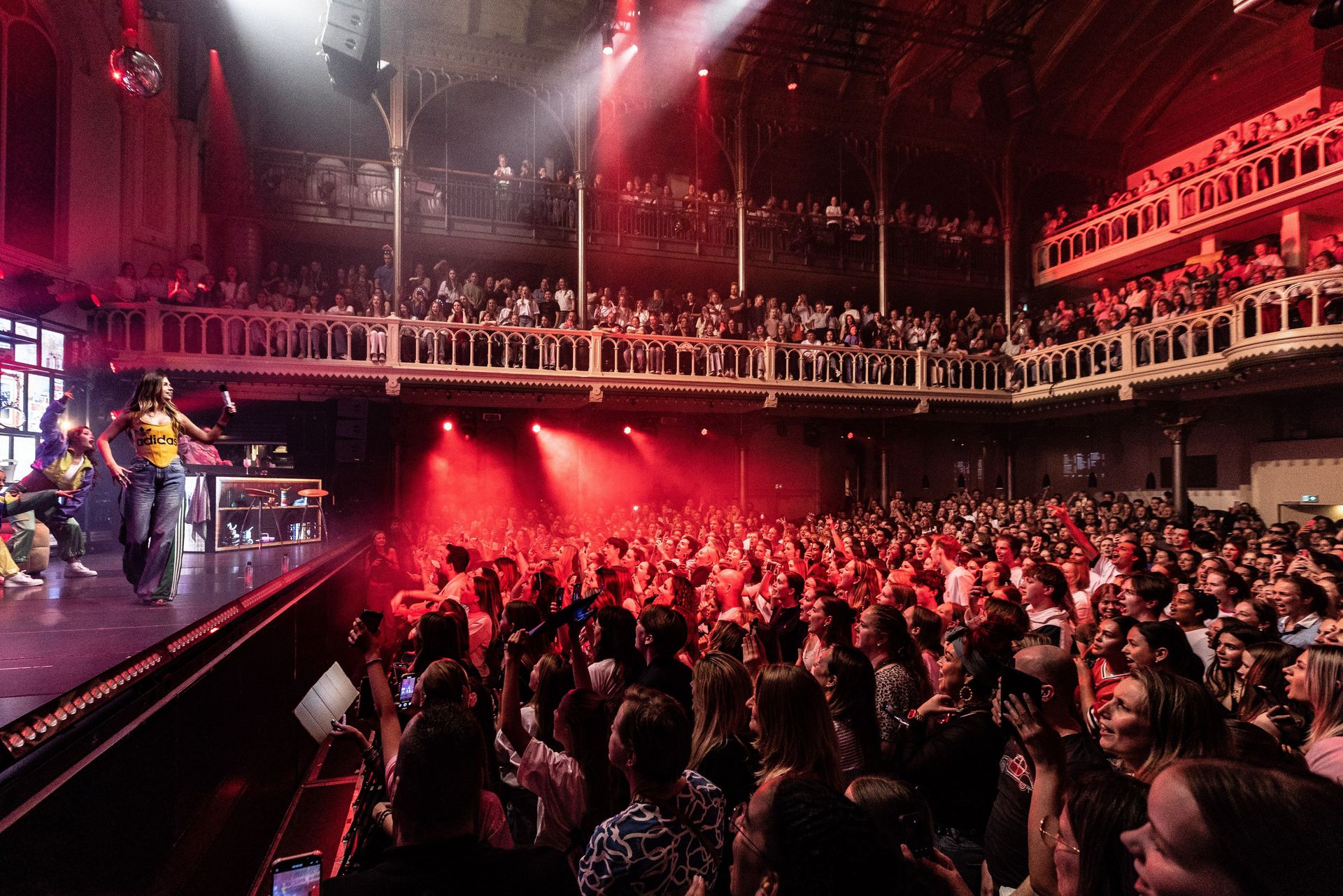 Popfenomeen Roxy Dekker start haar debuutclubshow – maar hoe vul je een