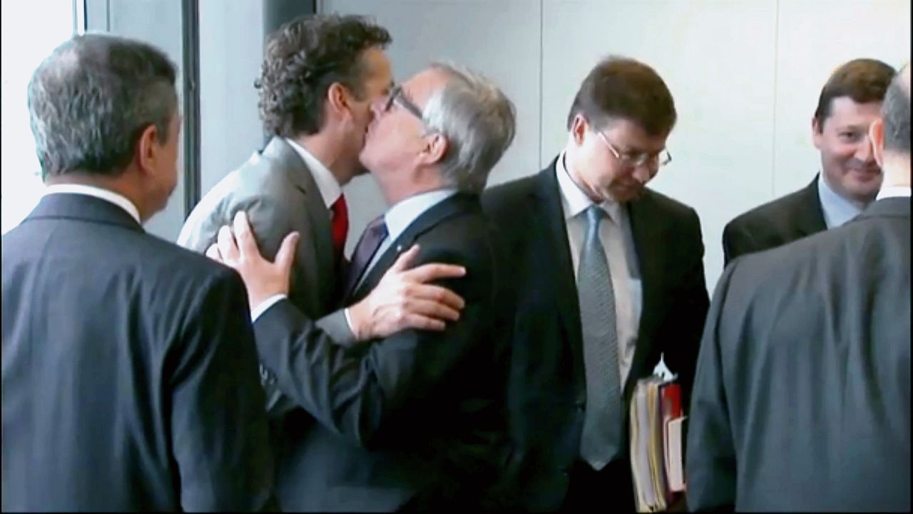 De kus van Juncker enDijsselbloem.