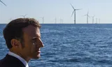 De Franse president Emmanuel Macron bij een offshore windpark in West-Frankrijk vorig jaar.