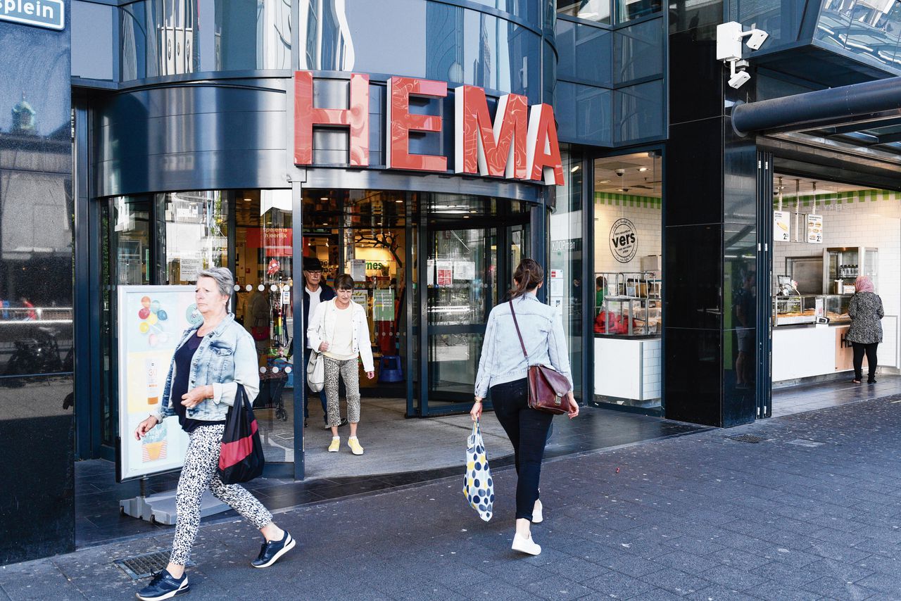 Een HEMA-filiaal in Rotterdam. Op 15 juni moet het bedrijf een schuld van 50 miljoen aflossen, maar niemand gaat ervan uit dat het aan die verplichting voldoet.