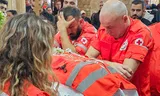 Vrijwilligers van het Libanese Rode Kruis staan ​​bij de kist van hun collega, ambulancebroeder Youssef Assaf, tijdens zijn begrafenis in de Zuid-Libanese stad Tyrus, op woensdag 11 maart. Assaf werd bij een Israëlische aanval gedood. 