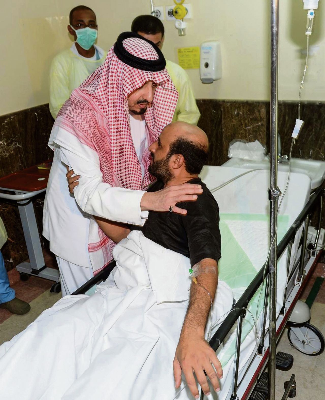 Prins Faisal bin Khalid bezoekt slachtoffers van de zelfmoordaanslag in Abha, Saoedi-Arabië. Foto epa