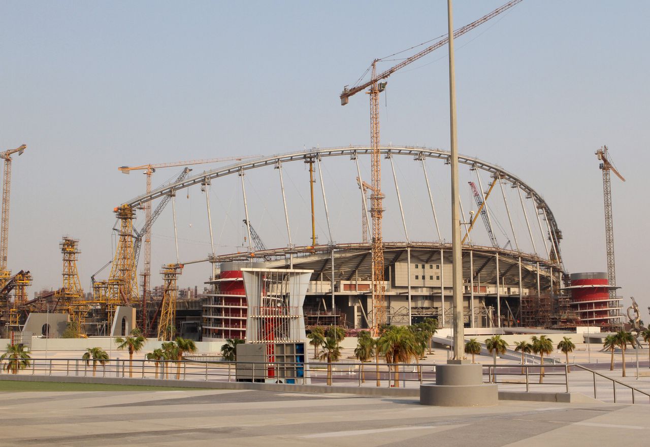 De bouw van het Khalifa International Stadium in de Qatarese hoofdstad Doha.