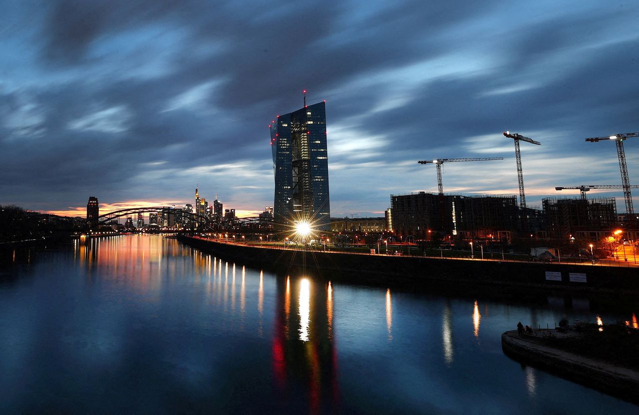 Het hoofdgebouw van de ECB aan de rivier de Main in Frankfurt Foto Reuters / Kai Pfaffenbach