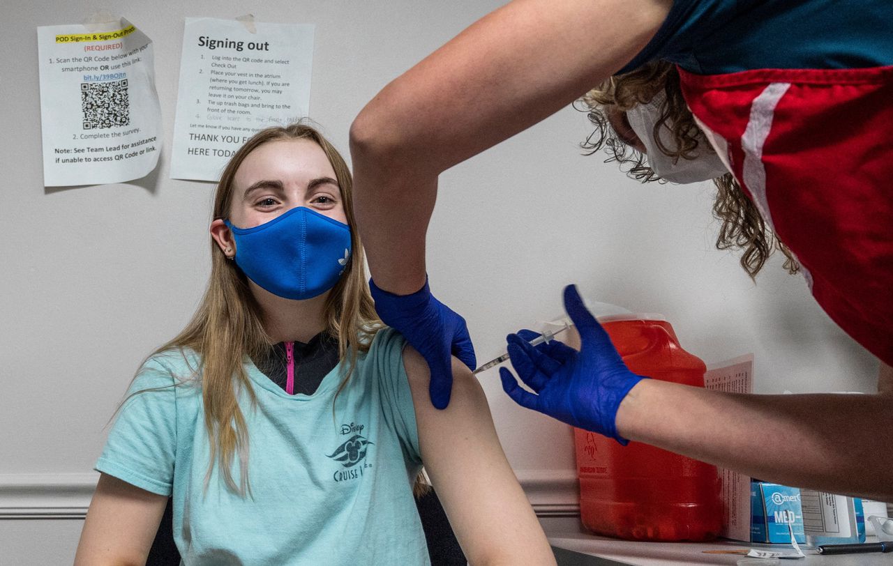 De 14-jarige Audrey Vakker uit het Amerikaanse Virginia krijgt een vaccin toegediend.
