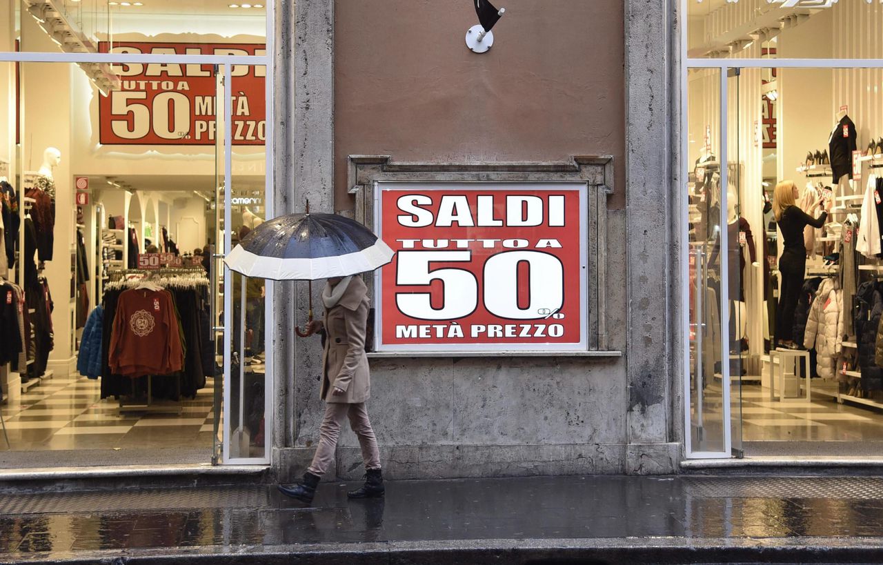 Een winkelstraat met veel uitverkoop in Rome.