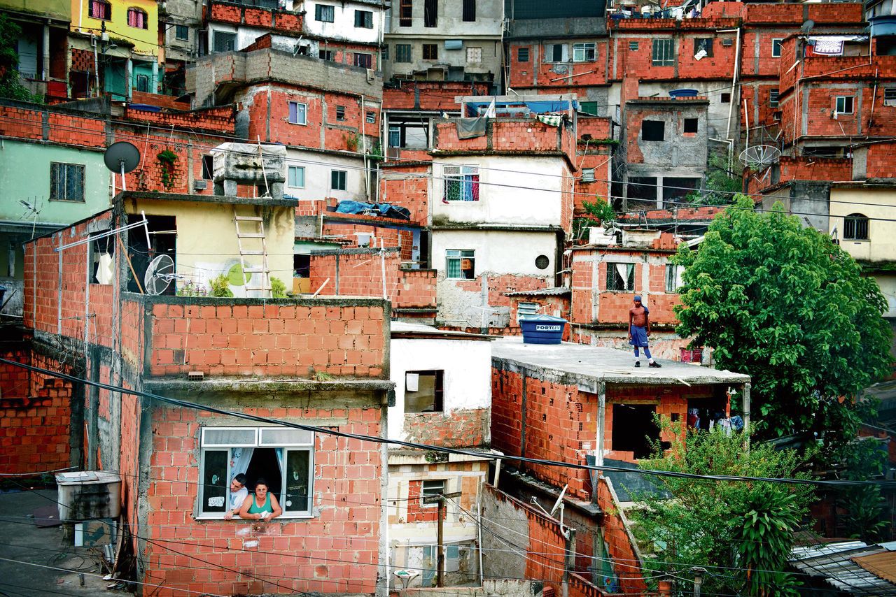 De verkrachting vond plaats in een sloppenwijk in Rio de Janeiro.