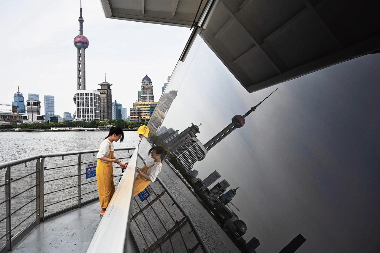 De skyline van Shanghai, gezien vanaf een rondvaartboot.