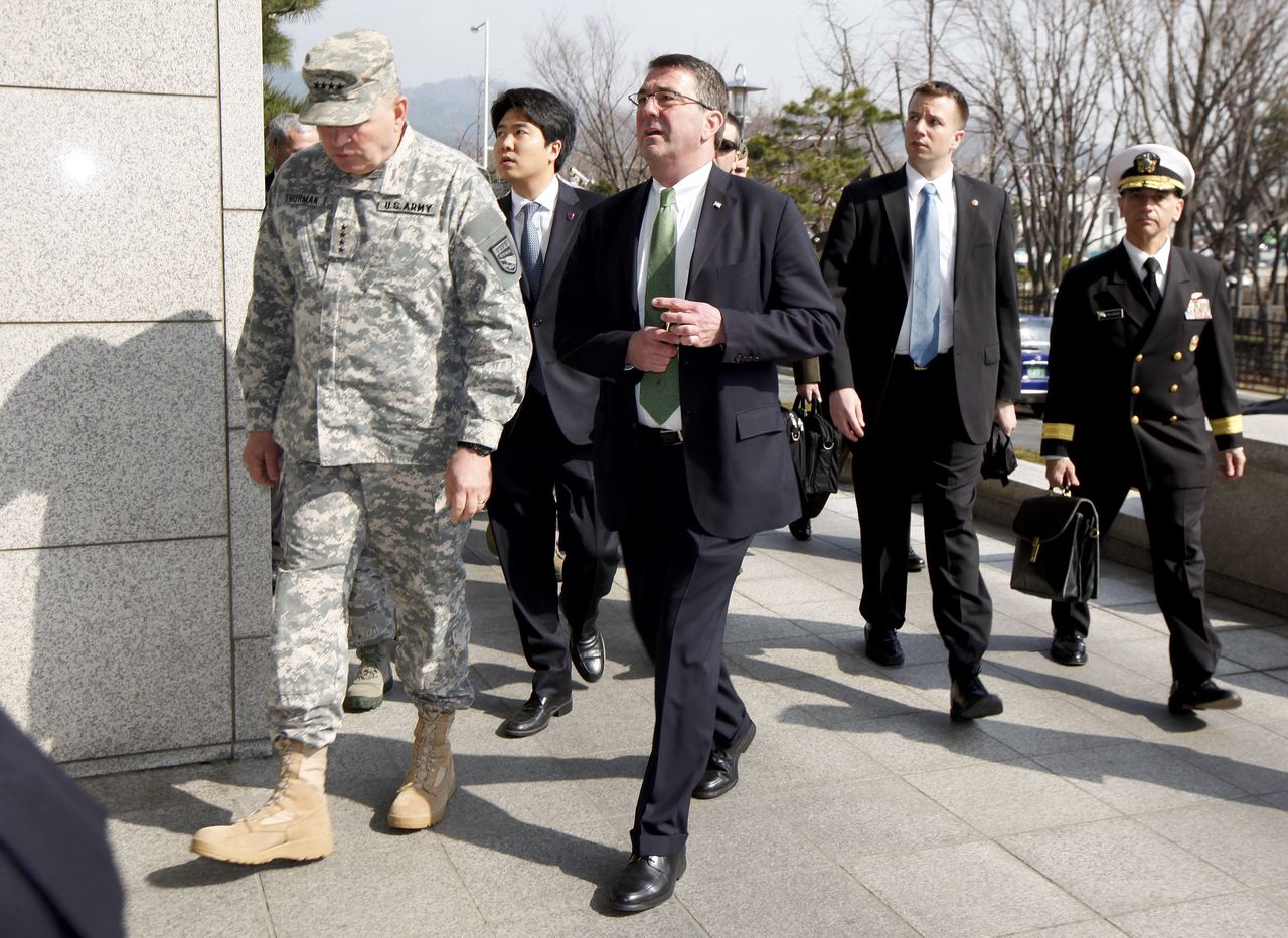 Ashton B. Carter (midden) tijdens een bezoek aan Zuid-Korea in 2013, toen hij onderminister van Defensie was.