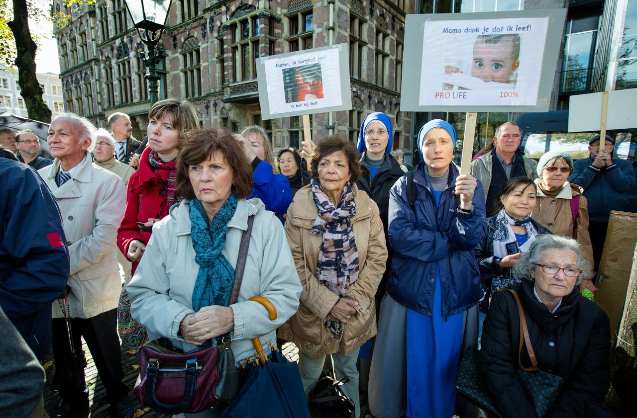 Tijdens een demonstratie tegen abortus voor het gebouw van de Tweede Kamer.