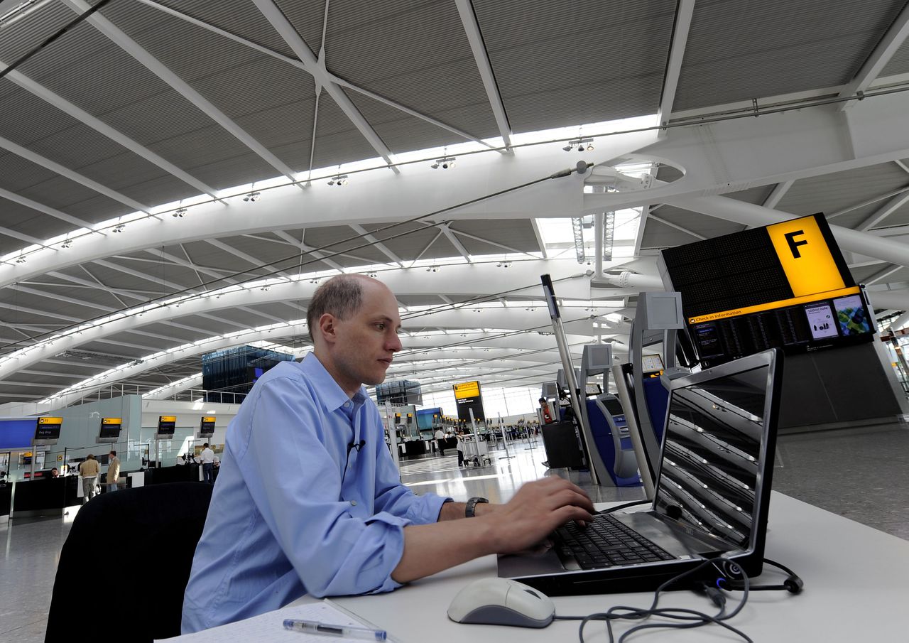 De Botton is 'huisschrijver' van Heathrow - NRC