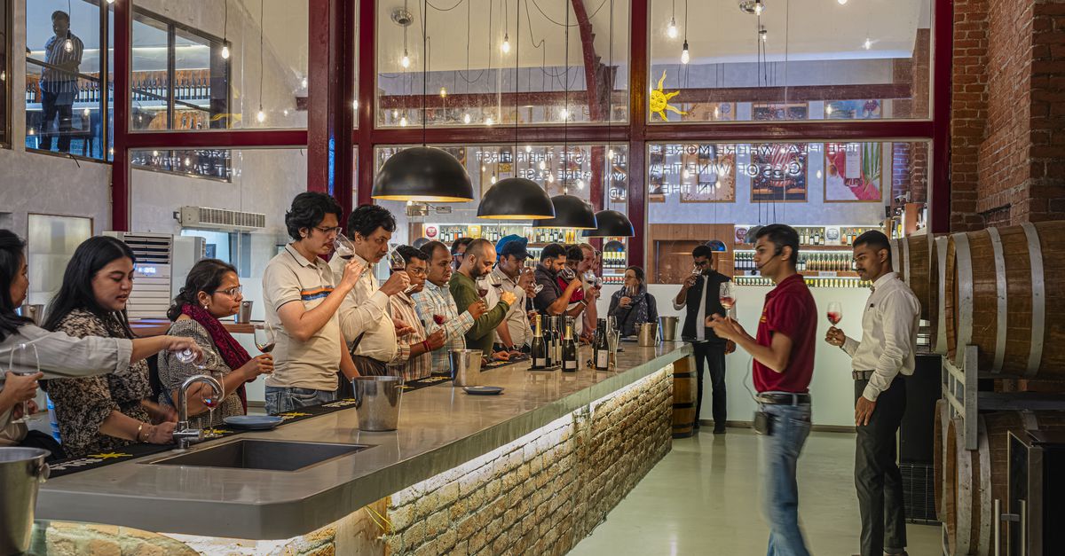 Indiërs wagen zich aan wijn van eigen bodem, ook al is het een ‘bedwelmende’ drank: ‘Met twee flessen doe ik zo een halfjaar’