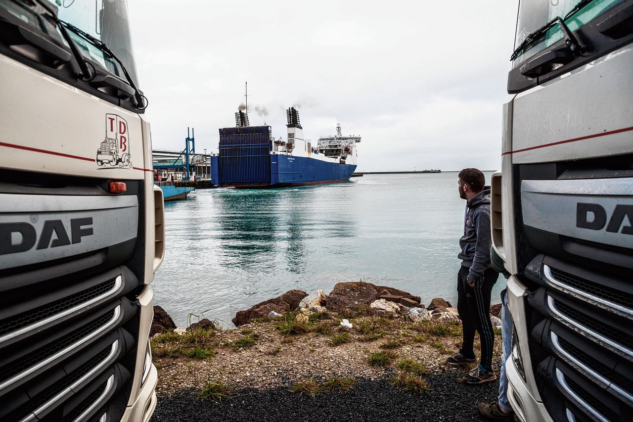 Vrachtwagens wachten op de veerboot naar Ierland in de haven van Cherbourg, in Normandië.