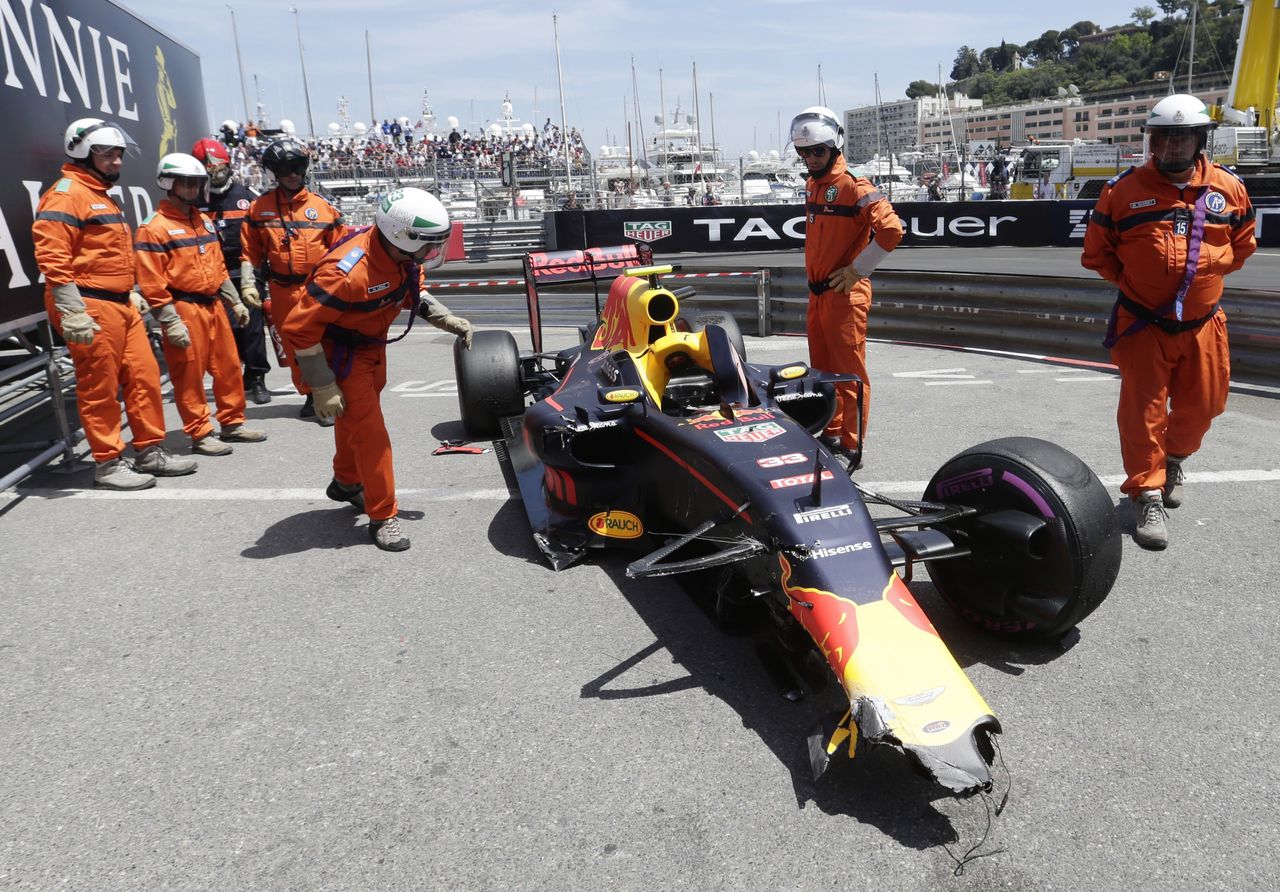 Verstappen crasht tijdens kwalificatie GP Monaco 