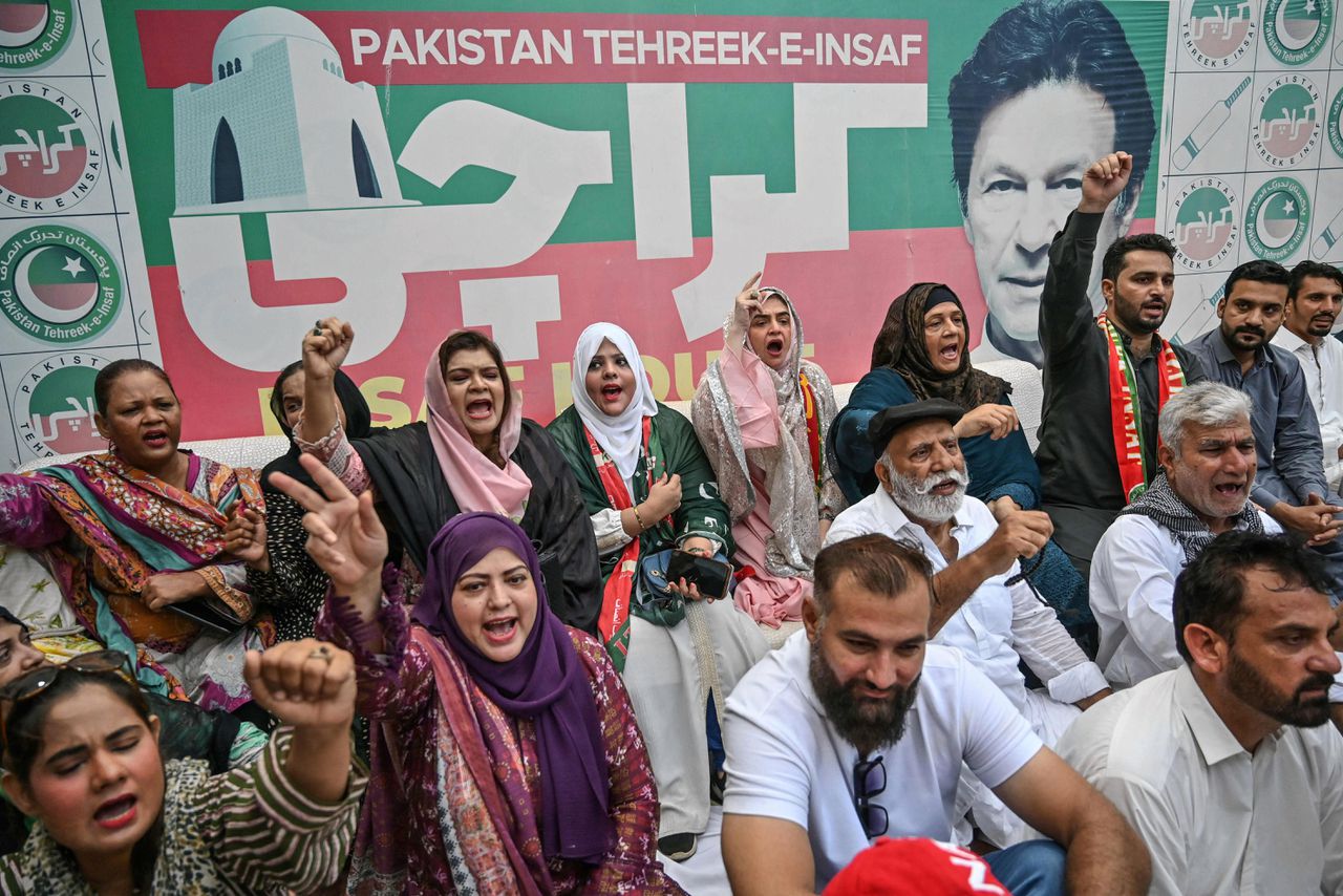 Pakistaanse regering wil oppositiepartij van oud-premier Khan verbieden 