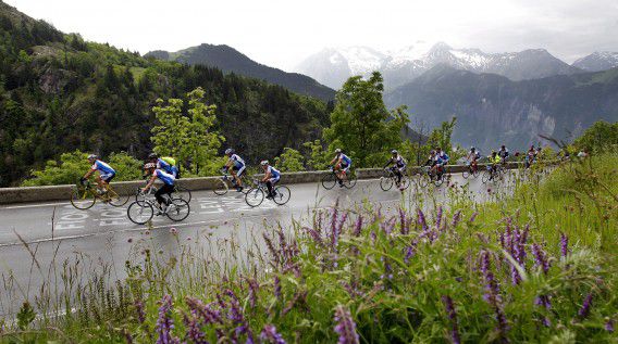 Fietsers beklimmen de Alpe d'Huez voor het goede doel tijdens de editie van 2012.