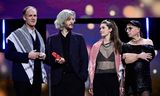 Onder anderen filmmakers Ben Russell (links) en Guillaume Cailleau (tweede van links) zorgden tijdens de prijsuitreiking op de Berlinale voor ophef met uitspraken over Israël. 