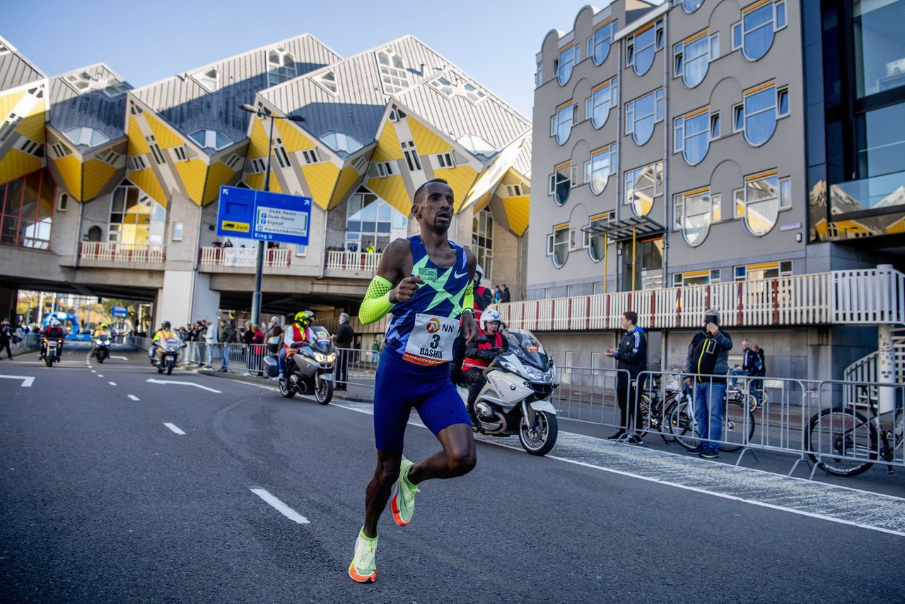 Winnaar Bashir Abdi in actie tijdens de Marathon Rotterdam.