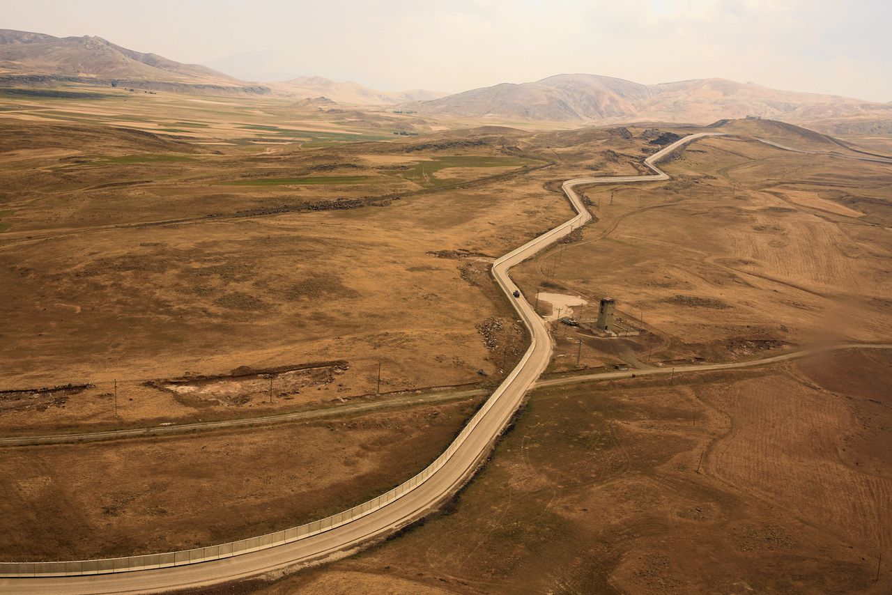 Nieuwe grensmuur in de Turkse provincie Van. De muur beslaat een derde van de 540 kilometer lange grens met Iran, waardoor migranten nog altijd de grens in de nacht kunnen passeren.