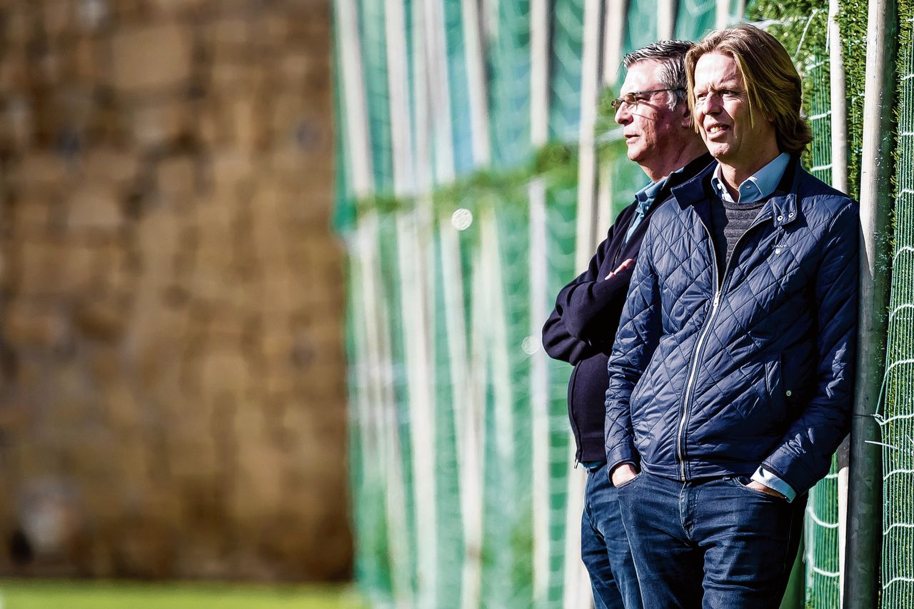 Algemeen directeur Jan de Jong (rechts) in januari van dit jaar tijdens het trainingskamp van Feyenoord in Spanje. Achter hem technisch directeur Martin van Geel.