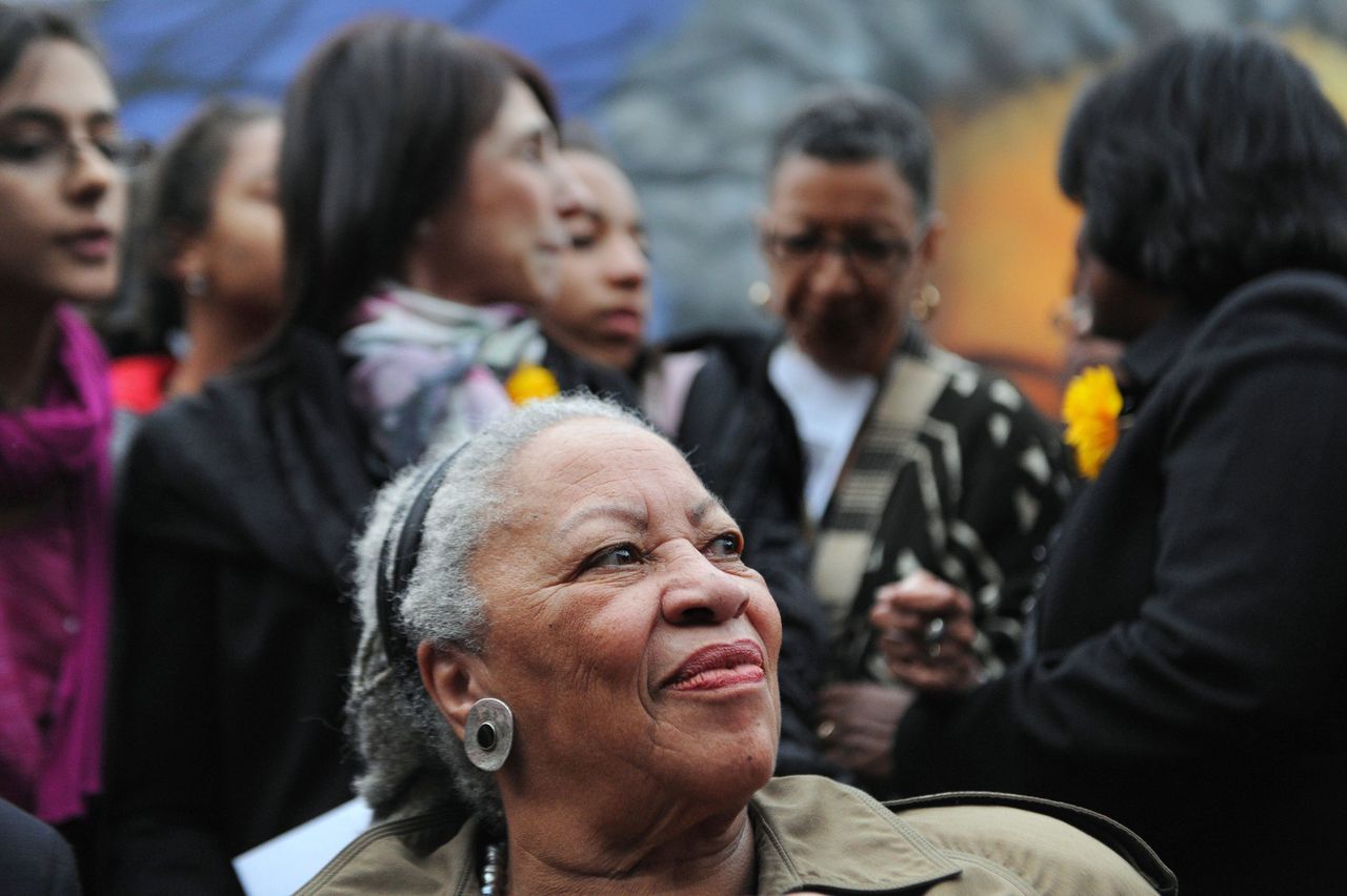 Morrison was de eerste zwarte vrouw die de Nobelprijs voor Literatuur in ontvangst mocht nemen. Dinsdag maakte haar familie bekend dat Morrison de dag daarvoor na een kort ziekbed in New York was overleden. Ze is 88 jaar geworden.