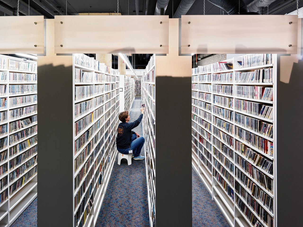 De collectie van de muziekbibliotheek in Rotterdam (Muziekweb) omvat 300.000 lp’s, 600.000 cd’s en 30.000 muziek-dvd’s.