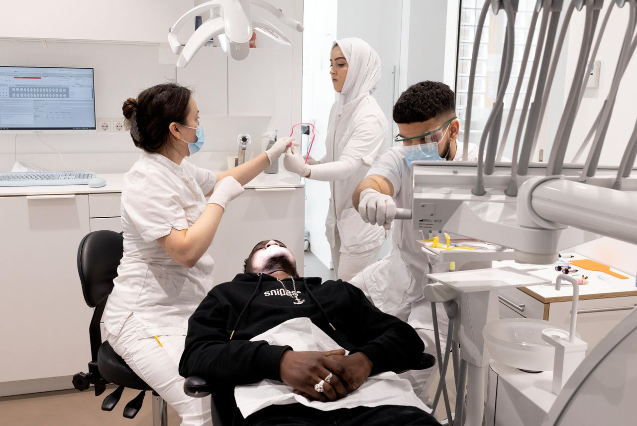 Verwaarloosde gebitten en barstende kiespijn: als de tandarts gratis helpt, drijven de problemen boven 