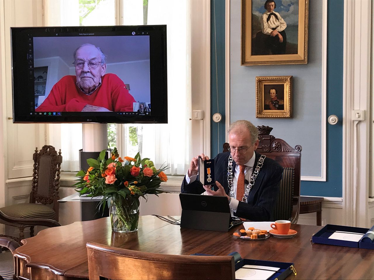 Burgemeester Leendert de Lange van Wassenaar deelde vrijdag - videobellend - twee lintjes uit.
