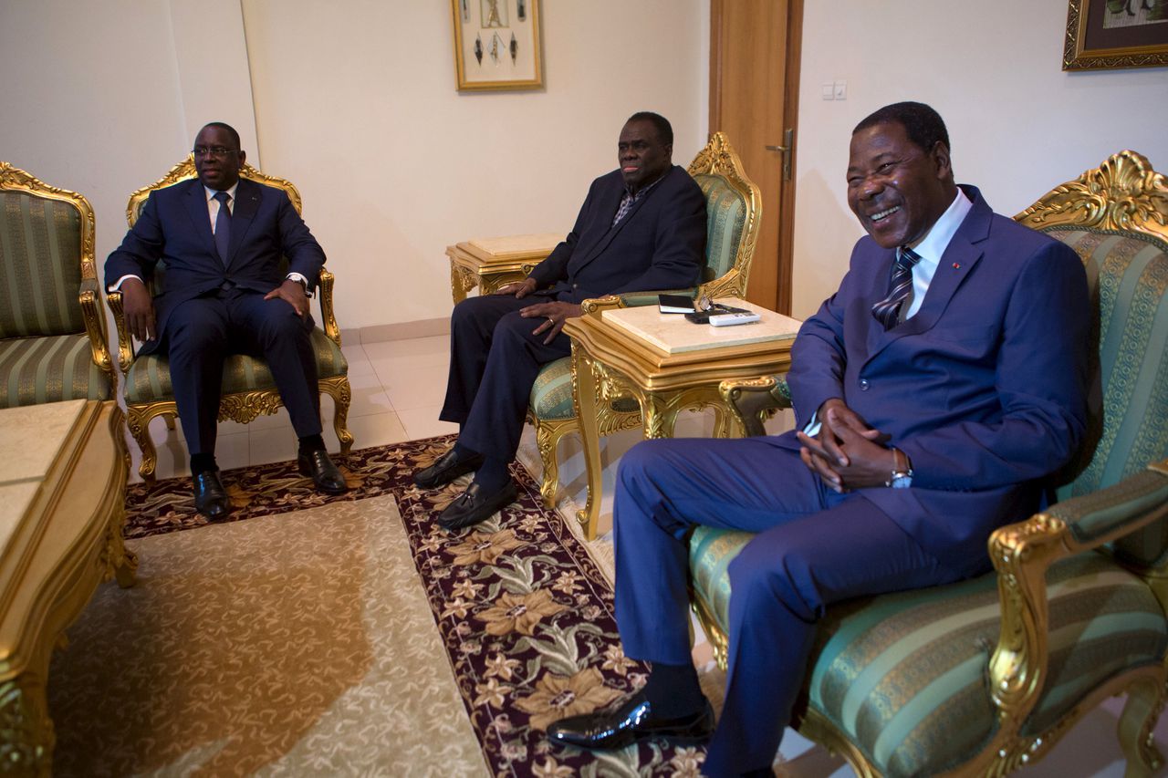 De Senegalese president Macky Sall (links) en zijn Beninese collega Thomas Boni Yayi (rechts) poseerden eerder vandaag voor een foto samen met de afgezette interim-president van Burkina Faso, Michel Kafando (midden).