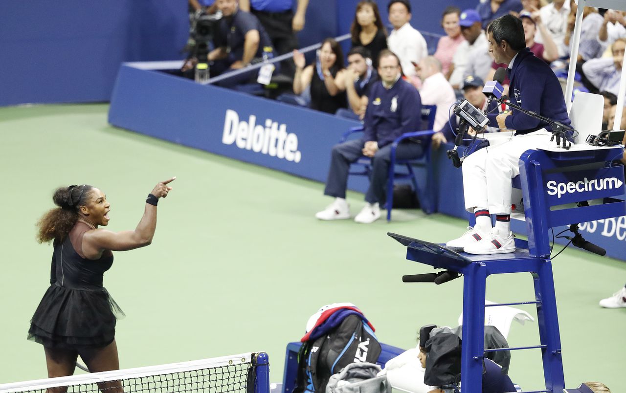 Serena Williams kreeg bij een 3-4 achterstand in de tweede set een straf voor verbaal wangedrag.
