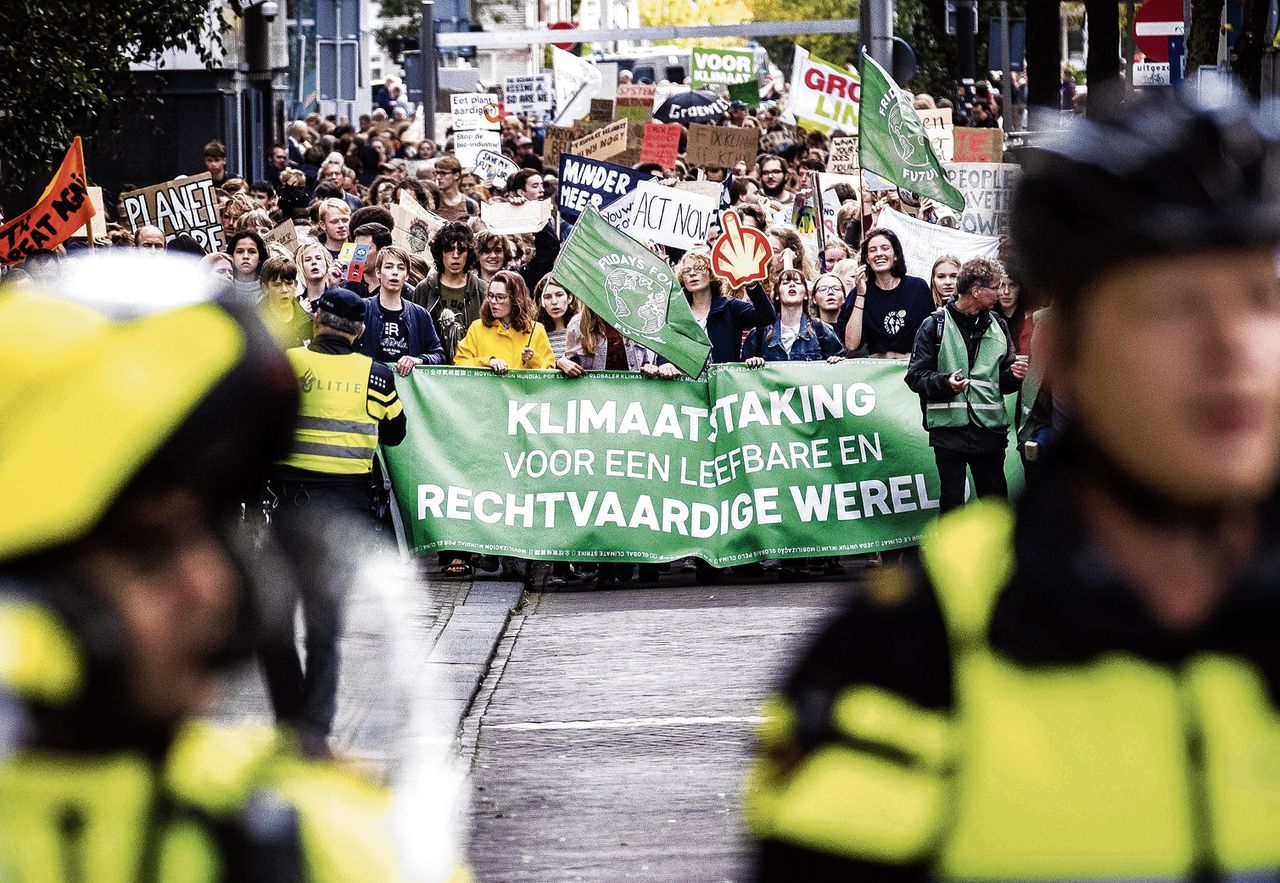 Een klimaatstaking in Den Haag. De actievoerders eisen dat regering haar best doet voor een beter klimaatbeleid.