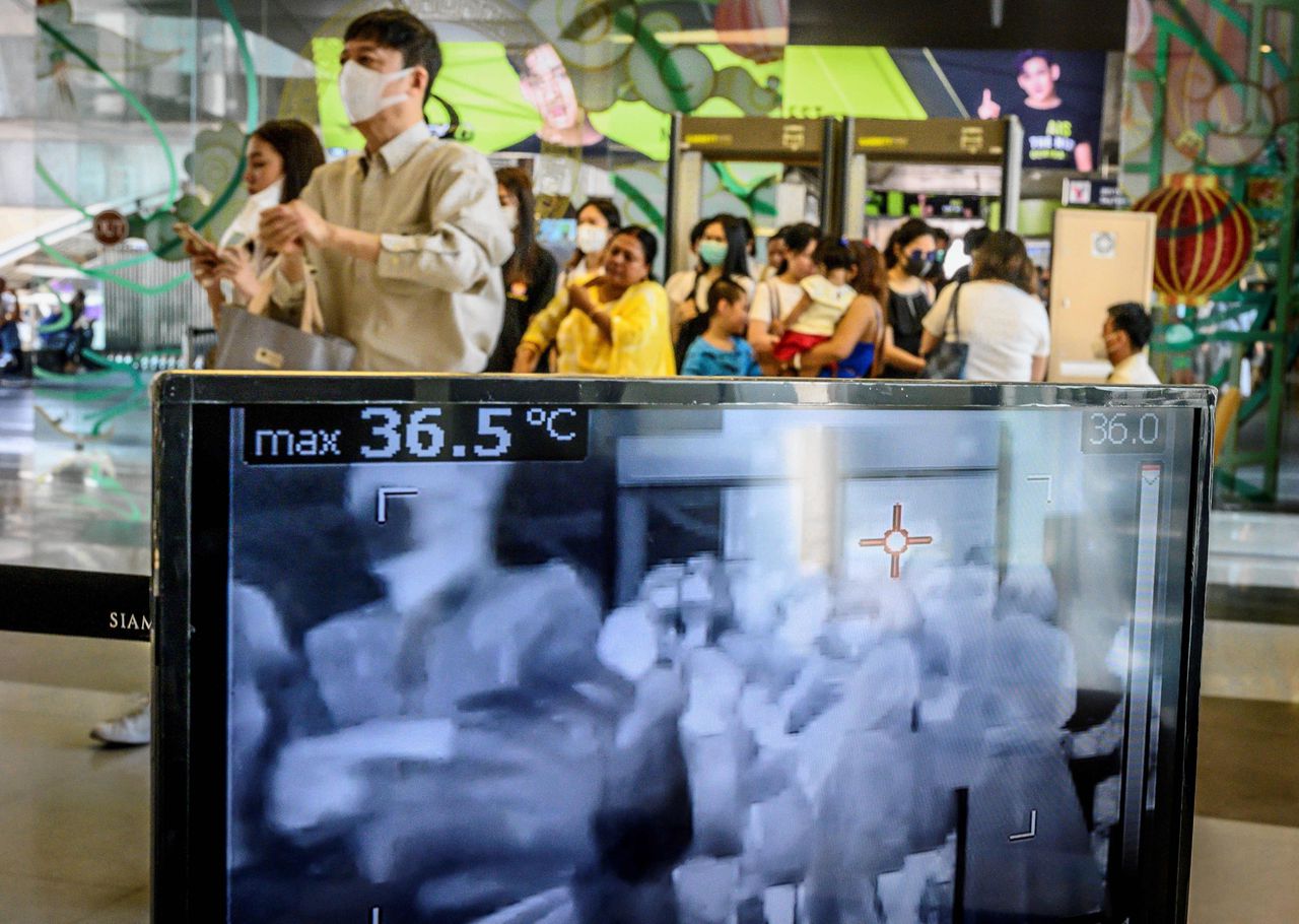 Thermische camera monitort winkelend publiek in Bangkok.