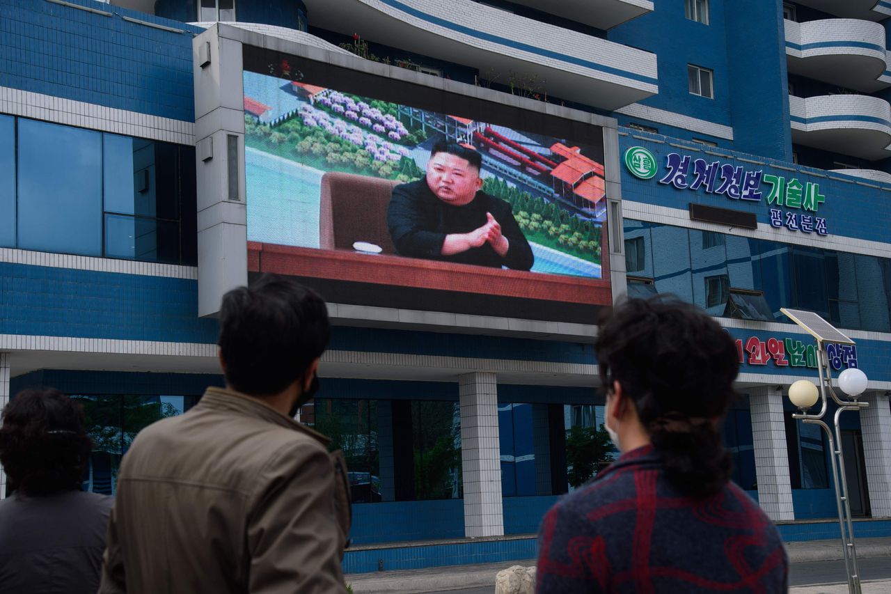 Een televisie-uitzending in Pyongyang op 2 mei toonde het eerste openbare optreden van leider Kim Jong-un in drie weken tijd - een alledaags bezoek aan een fabriek.