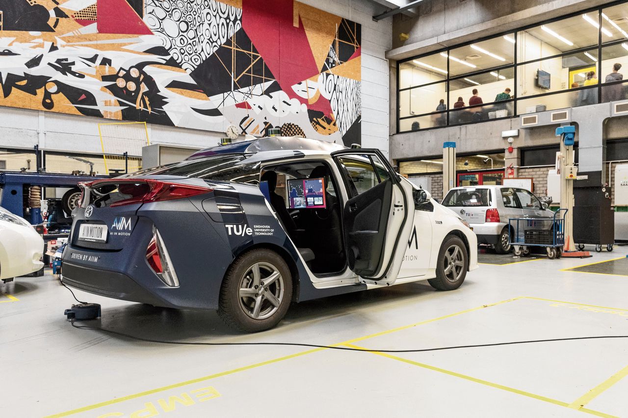 In de werkplaats van Gijs Dubbelman, op de campus van de TU Eindhoven, wordt gewerkt aan een Toyota Prius die met behulp van sensoren en kunstmatige intelligentie zonder chauffeur kan rijden.