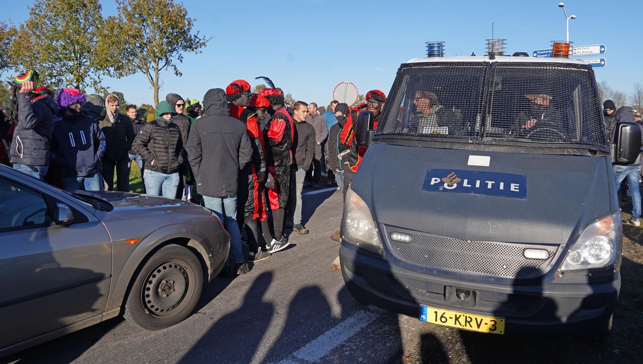 Al ruim tienduizend euro ingezameld voor belagers van Kick Out Zwarte Piet 