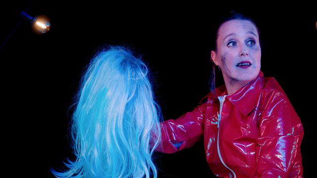 Nina de la Parra verwerkt haar rouw live op het podium - NRC