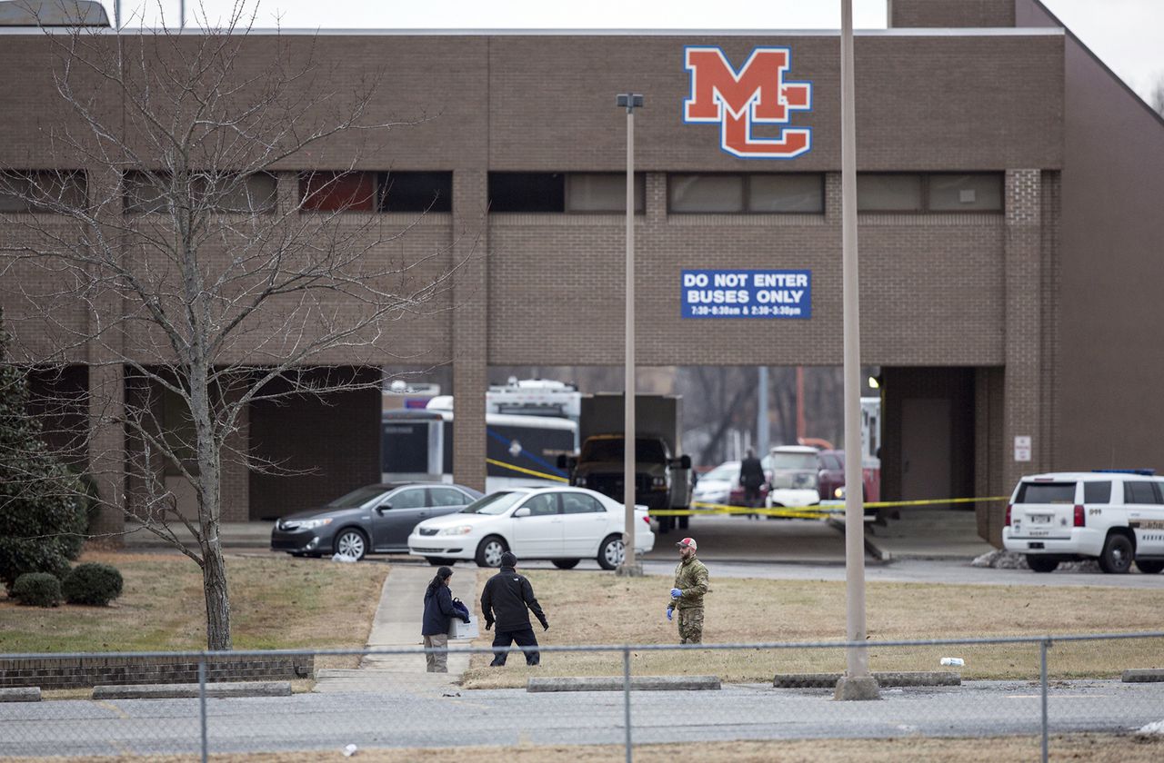 Autoriteiten doen onderzoek na een dodelijke schietpartij op de Marshall County High School in Benton, Kentucky, dinsdag.
