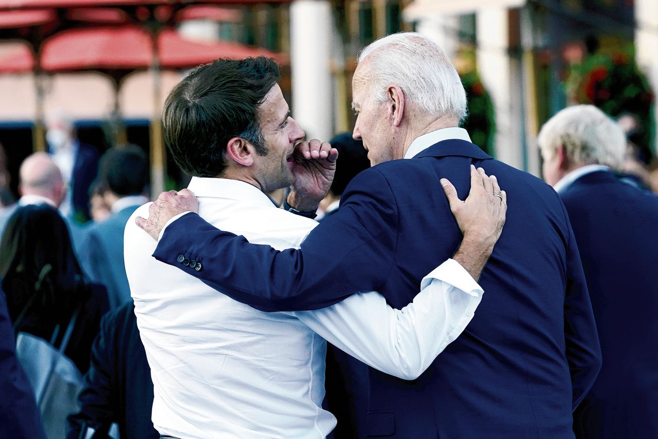 Tijdens de G7-top in Beieren, afgelopen juni, leken de Franse president Macron en zijn Amerikaanse ambtgenoot Biden het goed met elkaar te kunnen vinden.