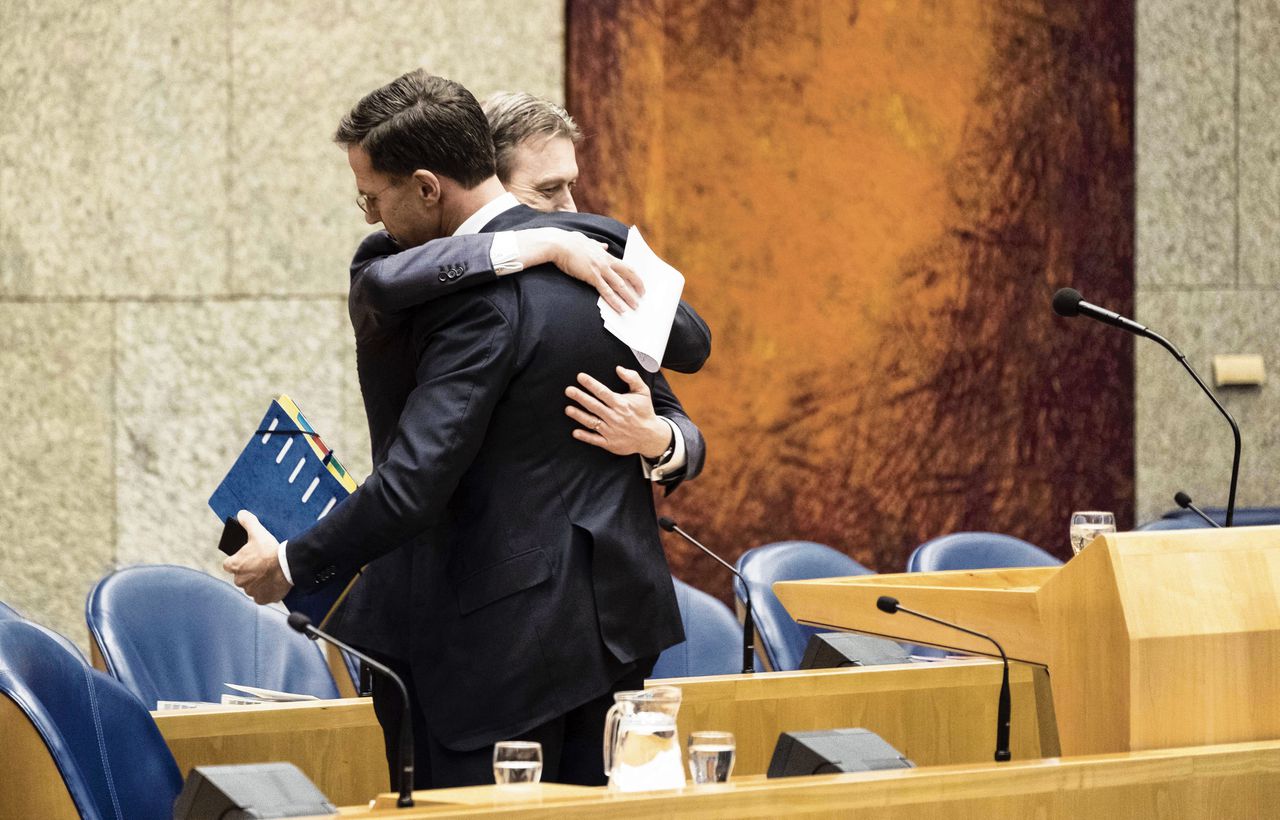 Premier Mark Rutte omhelst Halbe Zijlstra na zijn aftreden als minister, op dinsdag.