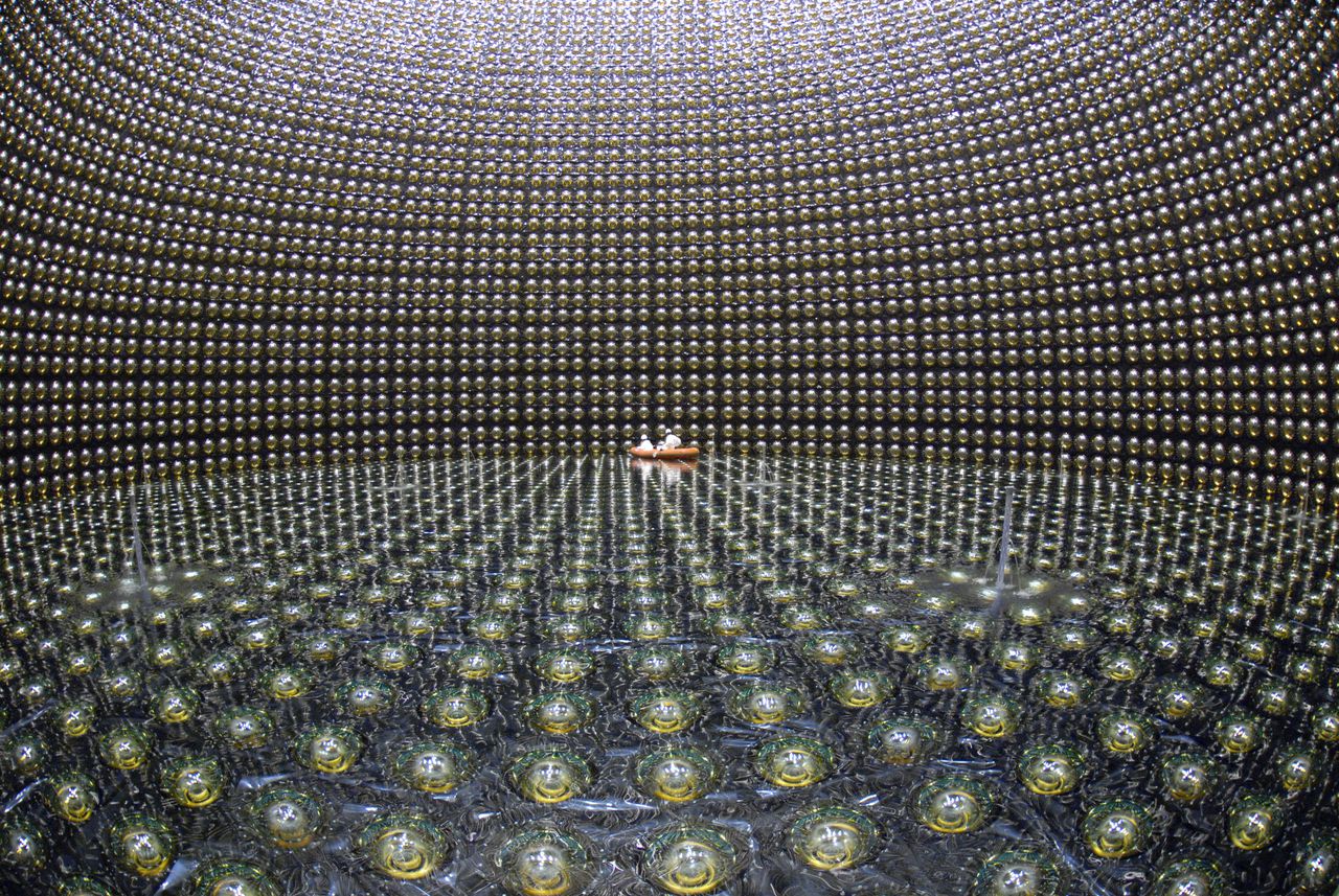 Superkamiokande-detector in oude Japanse mijn waarmee neutrino's kunnen worden waargenomen.