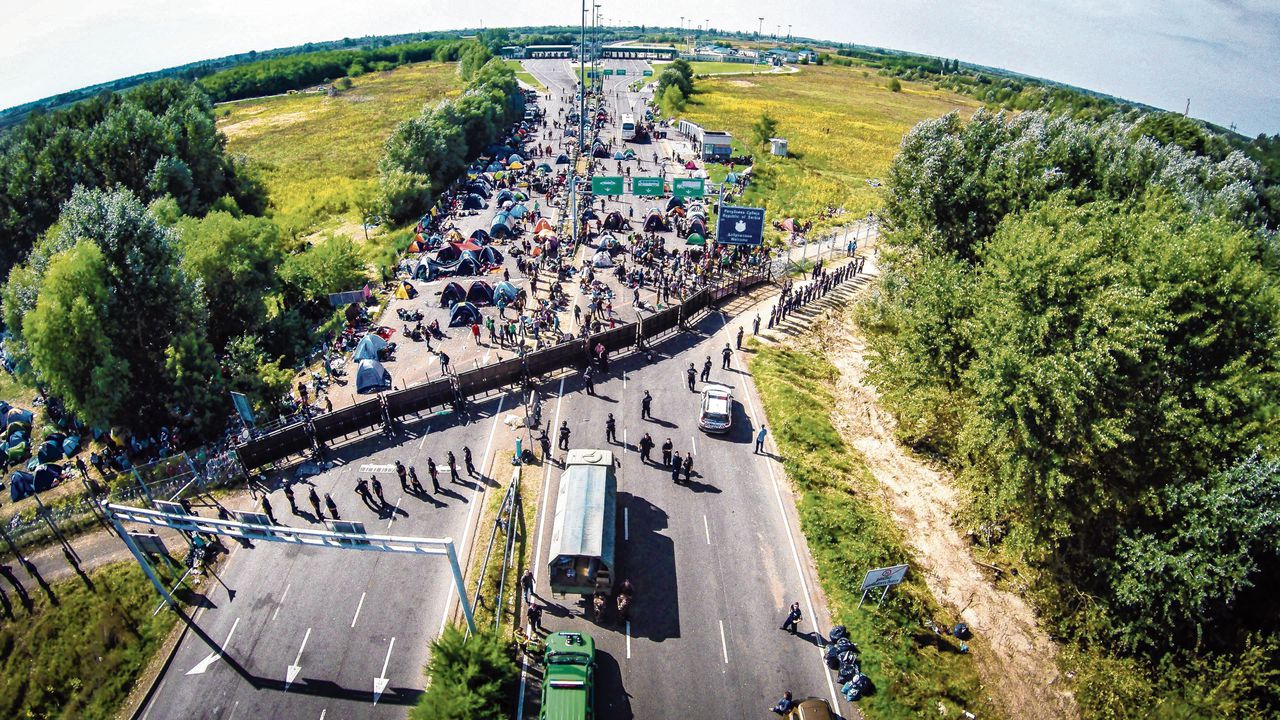 Migranten aan de grens tussen Servië en Hongarije in Röszke.