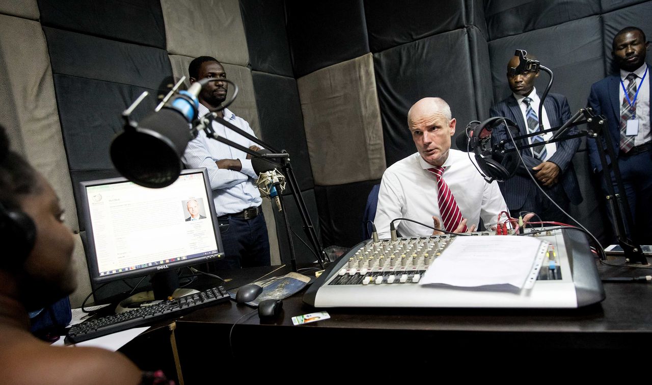 Minister Stef Blok van Buitenlandse Zaken brengt een bezoek aan radiostation Amebo tijdens zijn bezoek aan de Nigeriaanse hoofdstad Abuja. Aanleiding van het bezoek aan Nigeria is het aangaan van intensievere politieke en economische samenwerking.