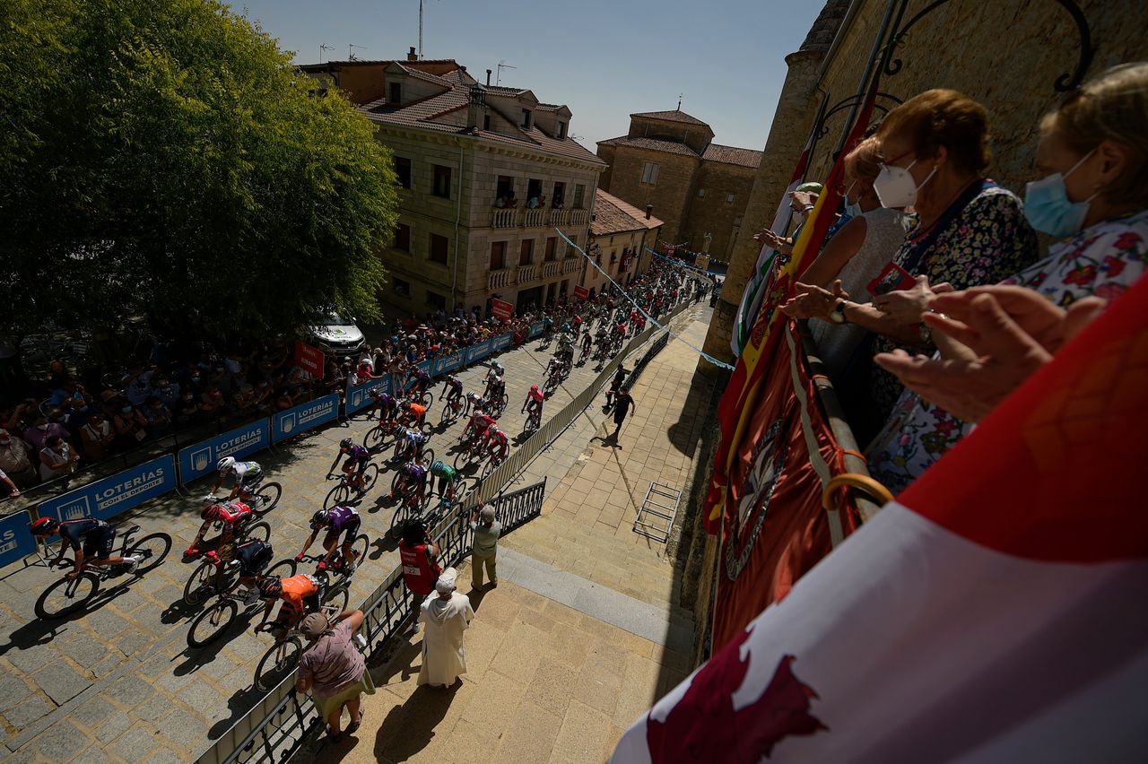 Het peloton zondag op weg naar Burgos tijdens de tweede etappe van de Ronde van Spanje