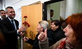 Presidentskandidaat Peter Pellegrini deelt bloemen uit, een maand geleden in Banovce nad Bebravou. 