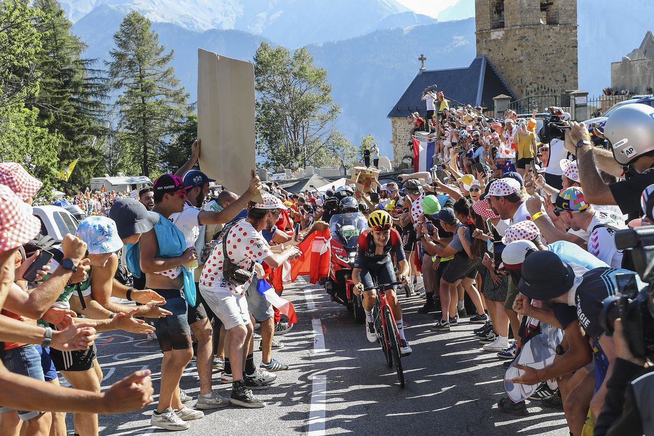 Ieder jaar dat gedonder met die wielerfans in de bergen. Gaat het deze keer wel goed in de Tour de France? 