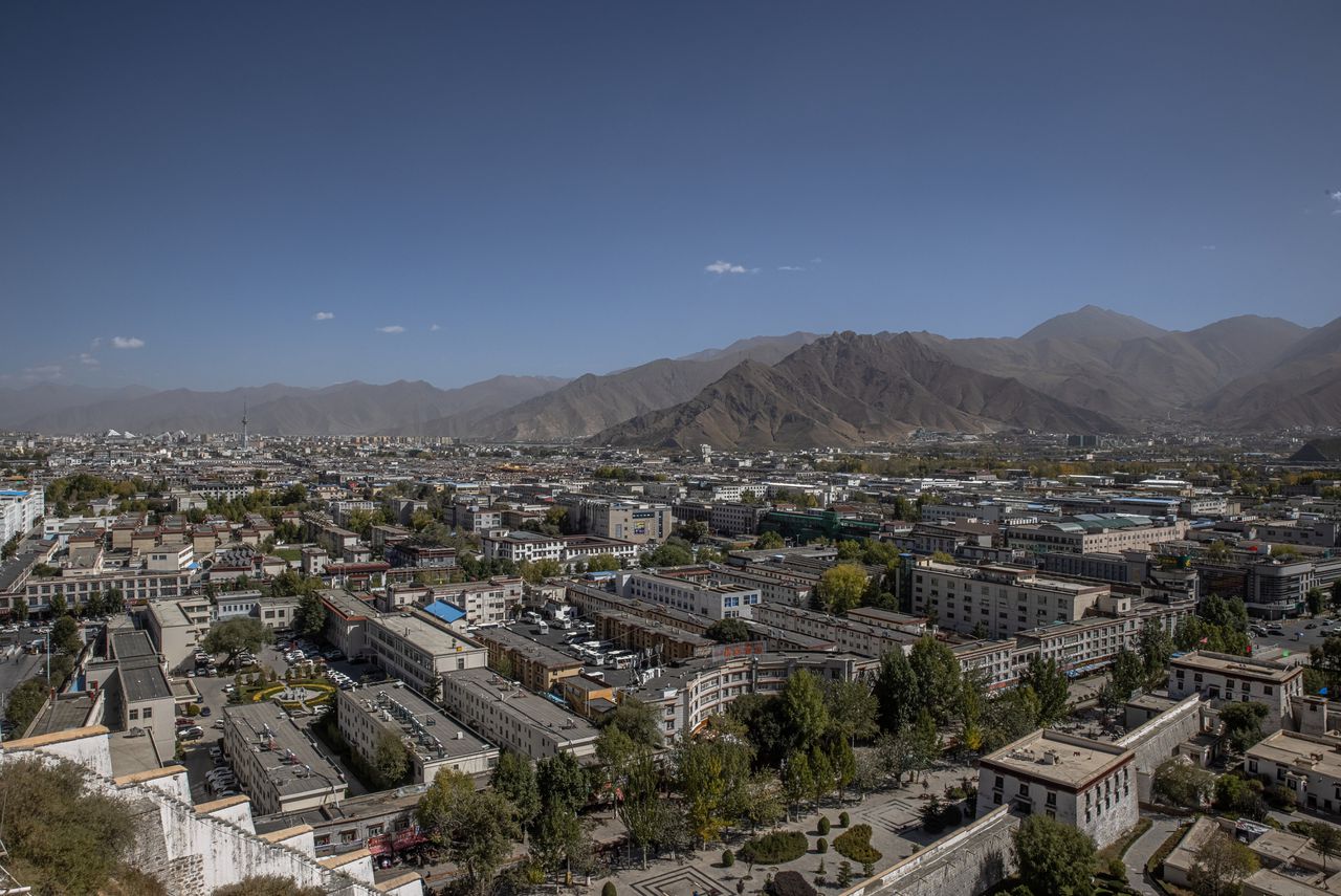 De Tibetaanse hoofdstad Lhasa. Human Rights Watch vermoedt dat de Chinese overheid hier bezig is met etnisch profileren.