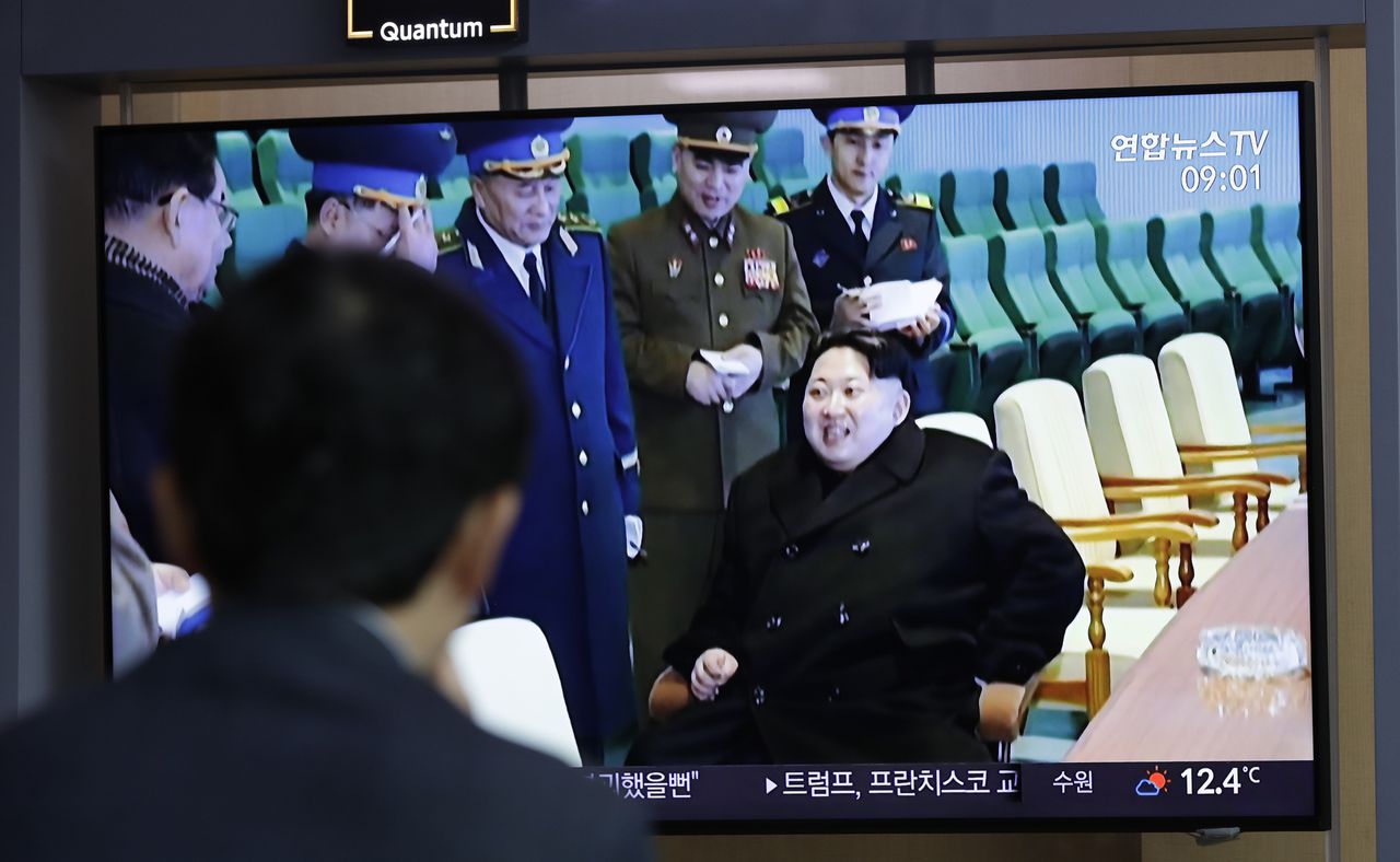 Een man kijkt een uitzending over de Noord-Koreaanse wapentest.
