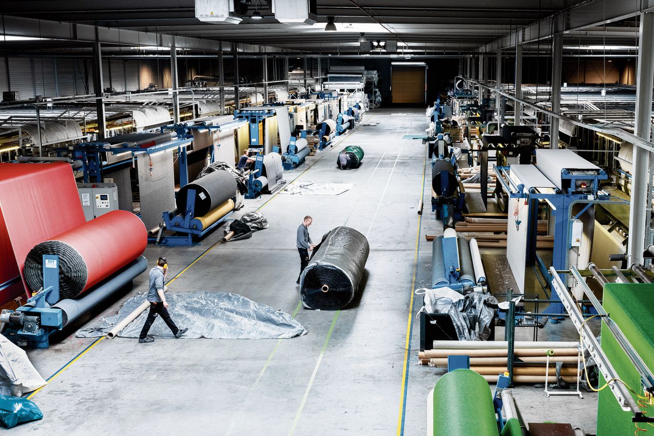 De enorme tapijtfabriek van Betap in Genemuiden. „Wij kunnen elke week de weg van Schiphol naar Genemuiden heen en terug stofferen.”