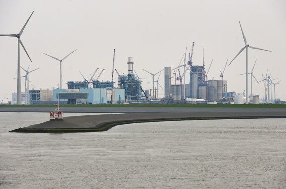 Energy Park Eemshaven bevat een cluster aan energiecentrales. Links de Magnum centrale van NUON, rechts de kolencentrale van RWE (beide in aanbouw.