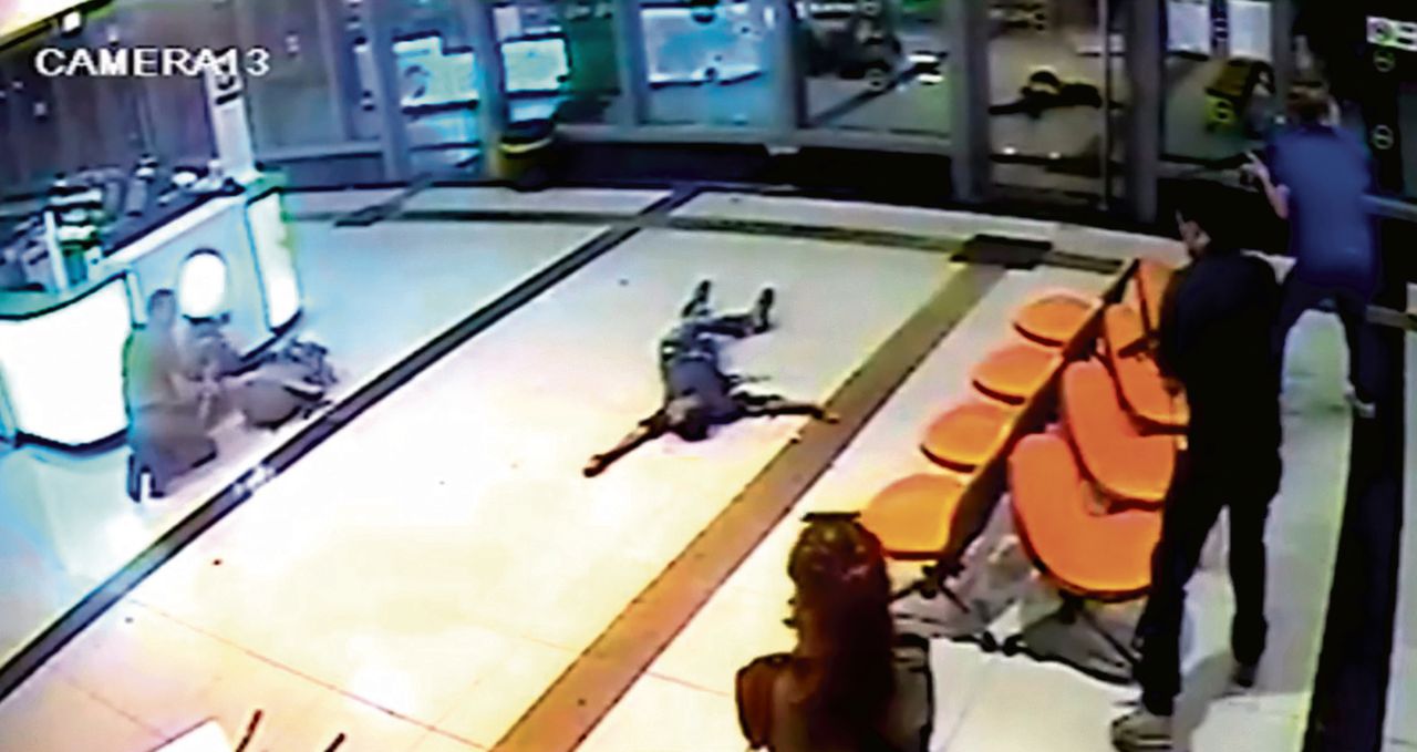 Camerabeeld van aanslag op Israëlisch vliegveld in de documentaire Death in the terminal.